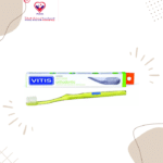 VITIS orthodontic is a toothbrush for daily use, with a regular-sized head and soft and medium strength filaments. Its main feature is that the filament arrangement is V-shaped, which provides a double cleaning effect.