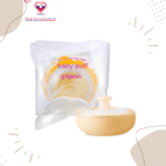 The premium-quality Puff that comes along with the powder case features short and fine hairs to ensure easy and non-messy application of powder onto your baby. The non-slip handle provides convenience and prevents accidental falls.