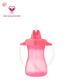 The Pigeon Petite Straw Bottle is suitable for babies and for mothers who want to travel light with a toddler. It comes with easy to open and close straw hood. It is leak-proof and its retractable handle makes it perfect for compact storage. It is BPA free.