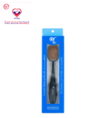 Oval and angular surface offers effortless application and seamless blending. Does not absorb much of the liquid or powder applied.